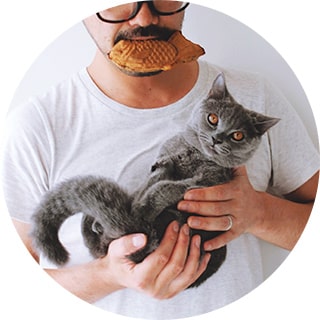 画像:グレーの猫を抱っこしているhigucciniさん