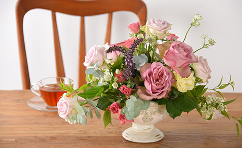 画像：花びんの薔薇の花