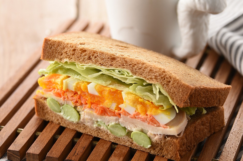 サンドイッチ グリルチキンと枝豆のサンド｜今月のおすすめ｜商品情報｜アンデルセン